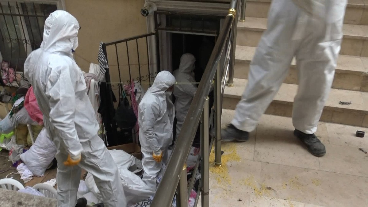 istanbulda esyalarini icra memurlarindan kacirmaya calisan horozlu teyze cop evden tahiye edildi 5 PZFd7lR5