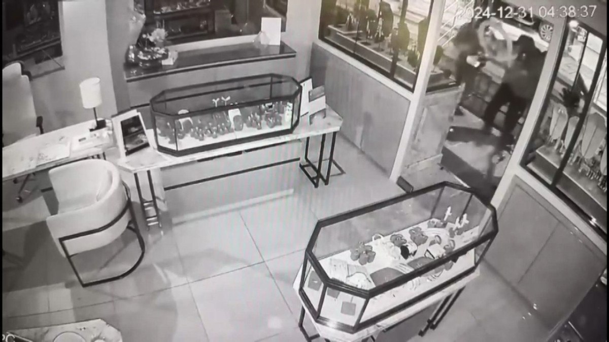 istanbulda girdikleri kuyumcuda 4 milyonluk soygun yaptilar 1 6w64NpmX