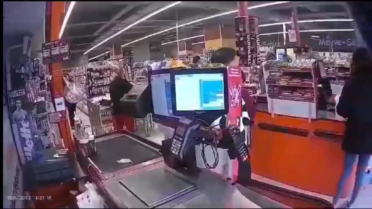 istanbulda isten cikarilan market calisani sinir krizi gecirdi 0 mcBFibq5