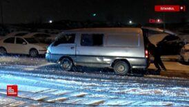 istanbulda kar yagisi etkili olurken bazi araclar yolarda kaldi D1GiyqOB