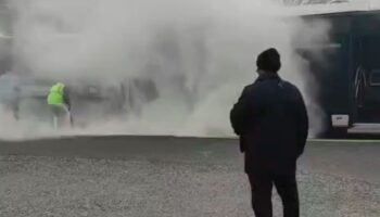 istanbulda metrobus yolun ortasinda arizalandi LnisSmSP