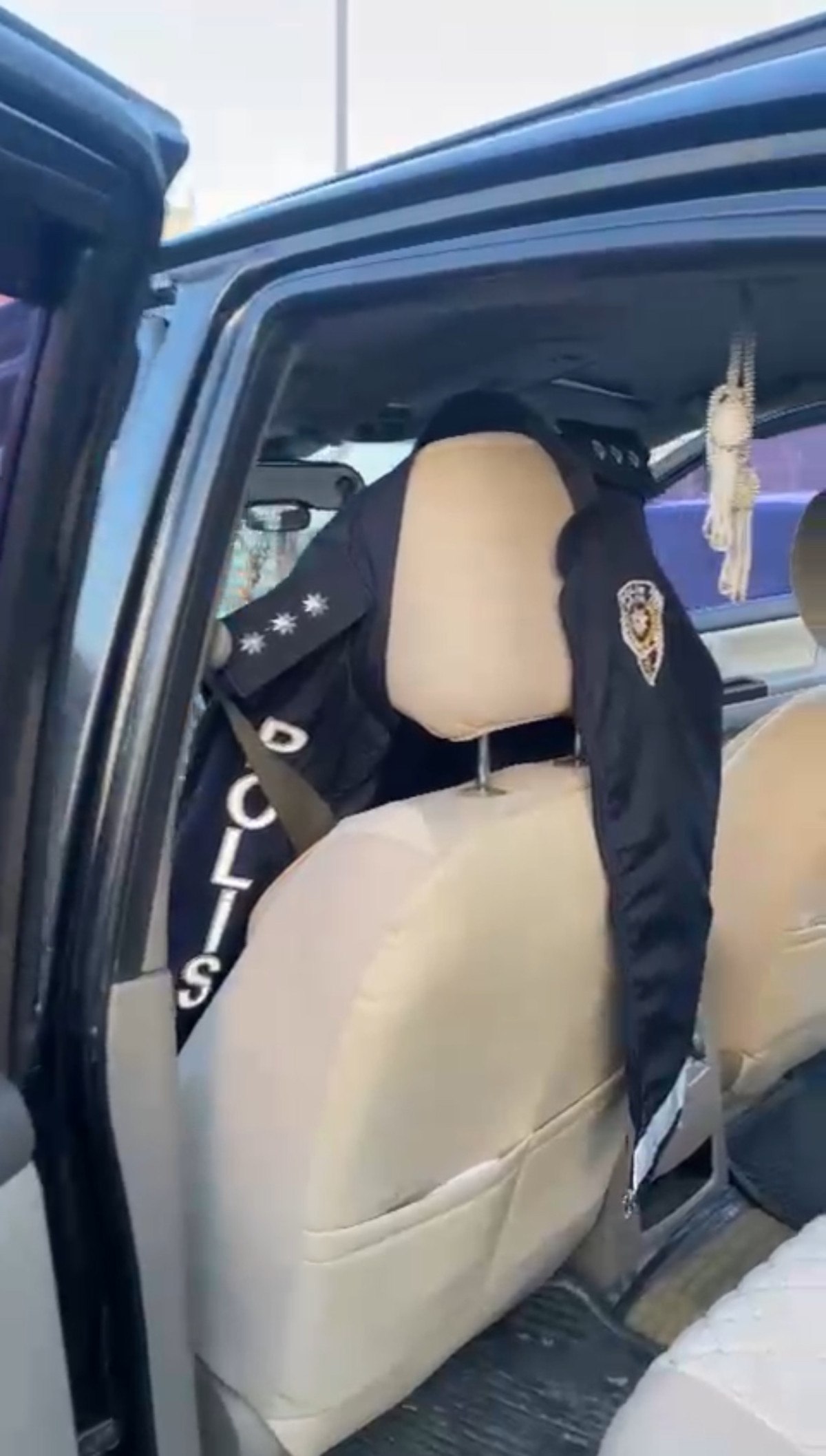 istanbulda sahte polisi kartindaki yazim hatasi yakalatti 1 h1usm7MP