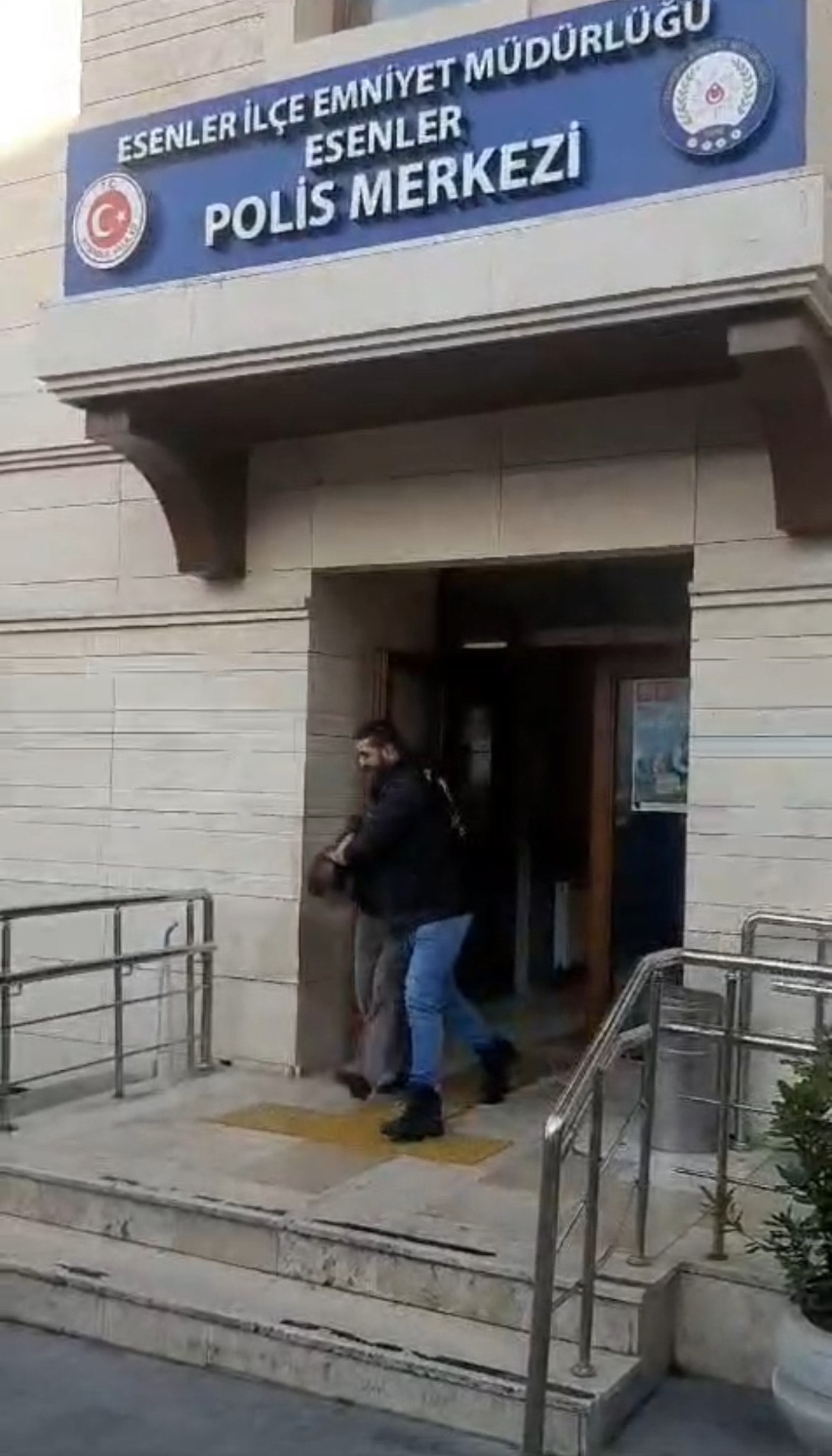 istanbulda sahte polisi kartindaki yazim hatasi yakalatti 2 WT8JMVCq