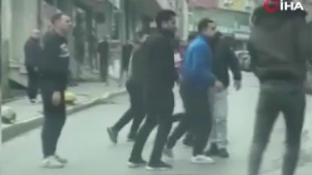 istanbulda sokakta cikan kavgada pala ve sopalar havada ucustu x3NLb2u7