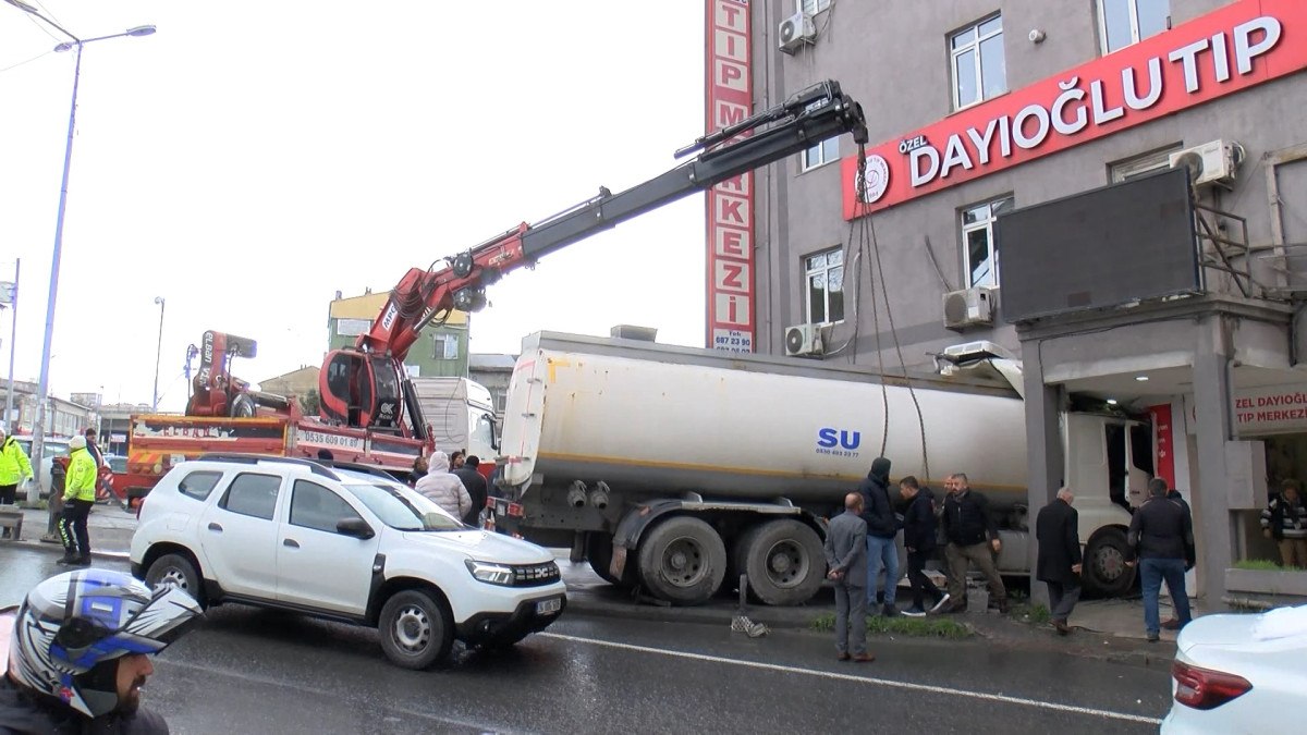 İstanbul'da su tankeri tıp merkezi binasına çarptı 1 istanbulda su tankeri tip merkezi binasina carpti 0 yscusJeT