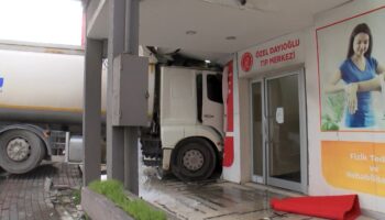 istanbulda su tankeri tip merkezi binasina carpti AZJtOrke