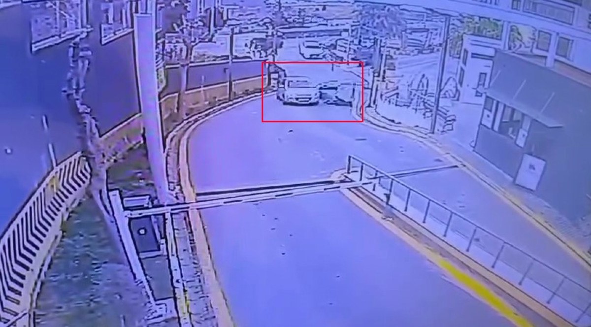 istanbulda surucu el frenini cekmedigi aracin altinda kaldi 0 CzuvUYDW