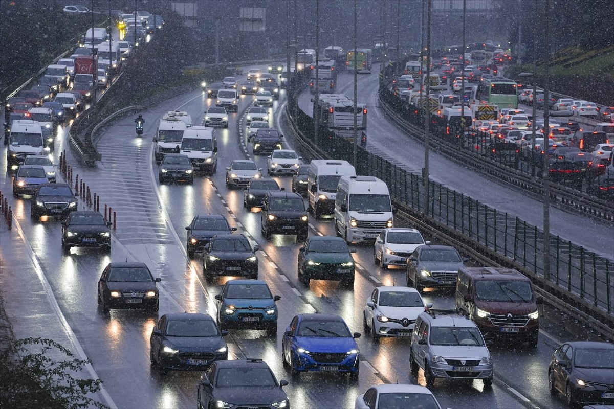 istanbulda trafik durma noktasina geldi 0 5mGWFe2a