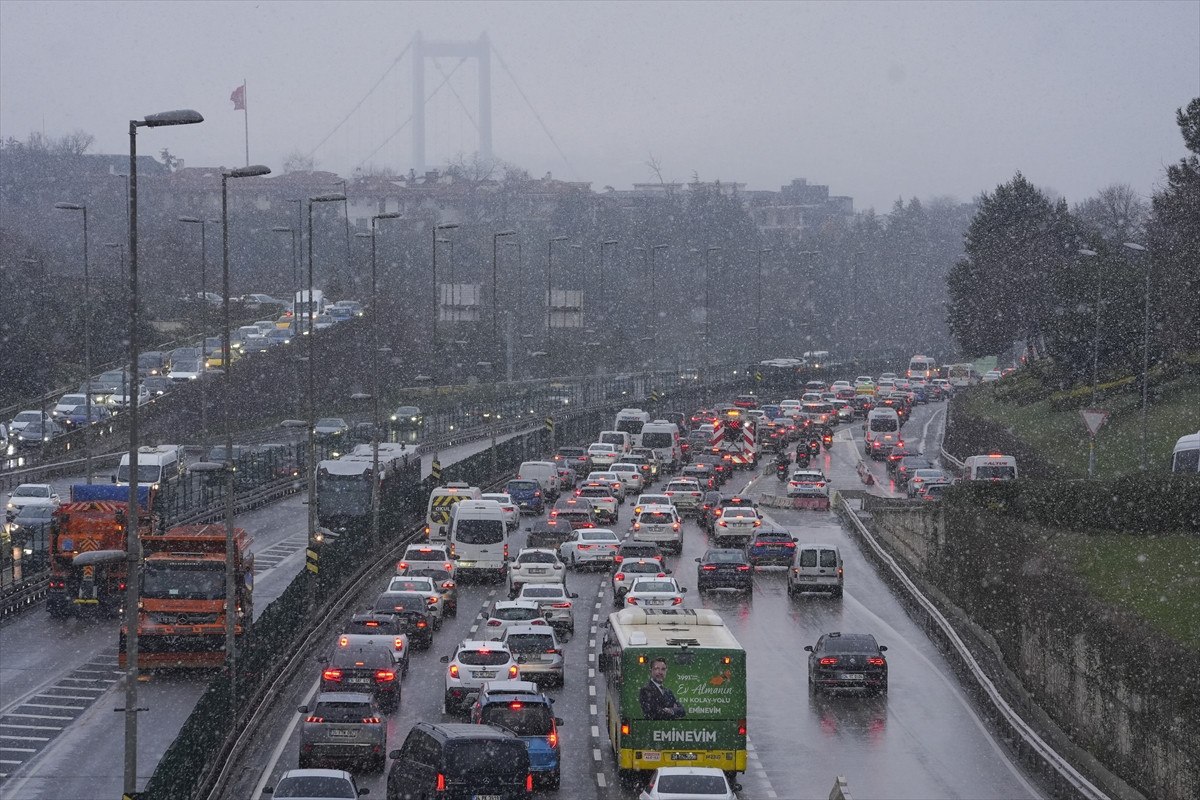 istanbulda trafik durma noktasina geldi 1 qjaFedVm