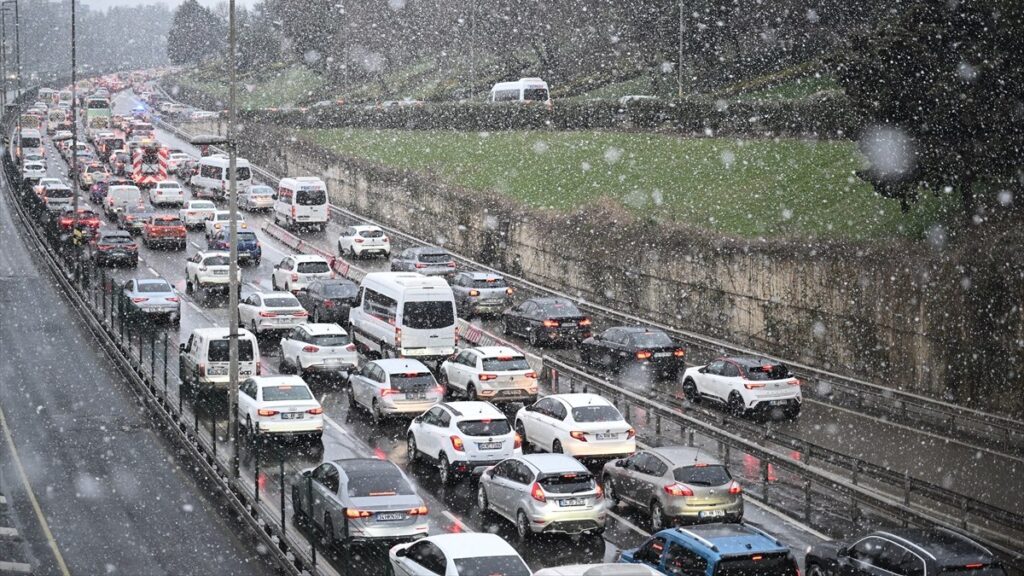 istanbulda trafik durma noktasina geldi jyPbMLeY