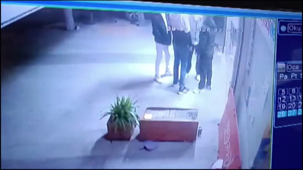 istanbulda yeni silahini gosterirken arkadasini oldurdu 65HLpcRw