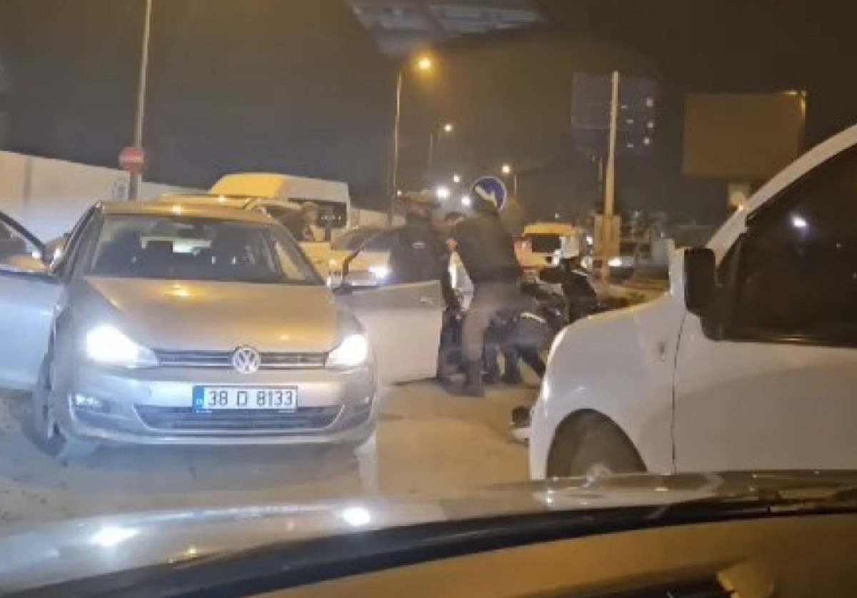 istanbulda yol ortasinda yumruklu kavga 2 YbBmqOZv