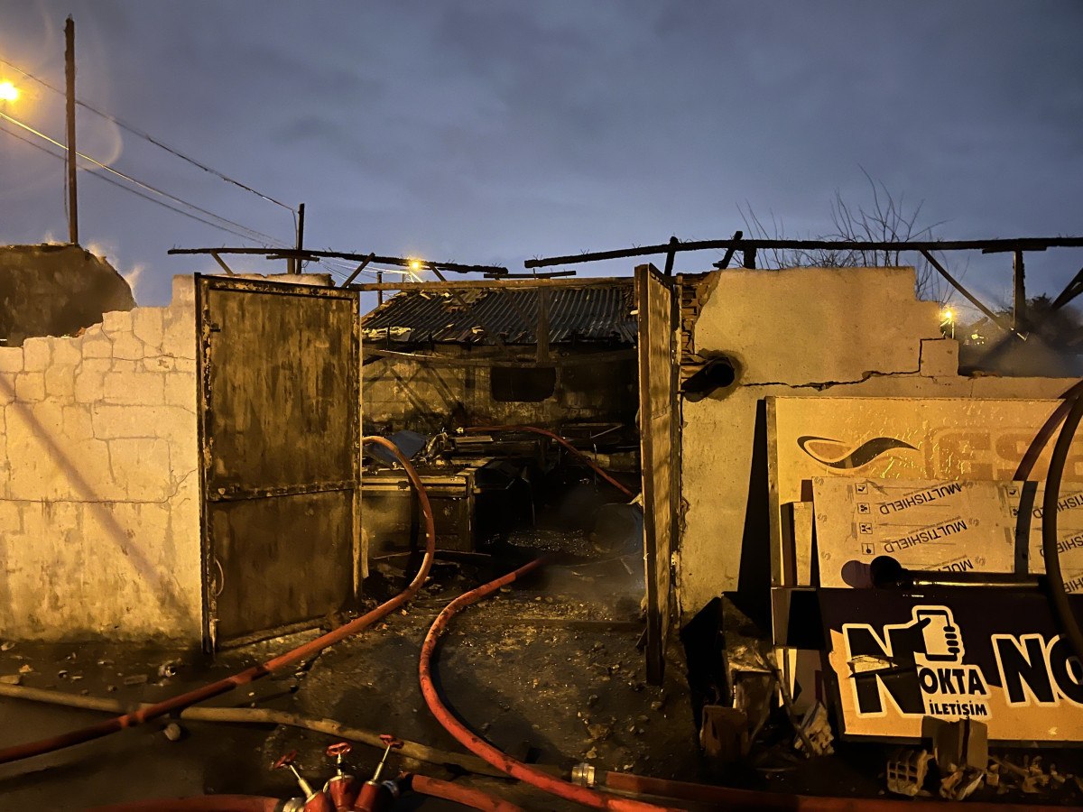 istanbuldaki bir gecekonduda yangin cikti 1 5K3SsALV