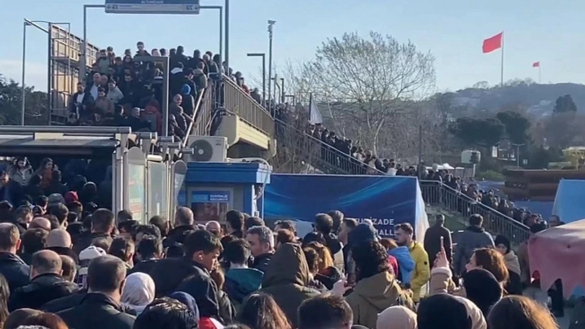 istanbulluyu canindan bezdiren metrobus yogunlugu 4 Bfwf3DvN