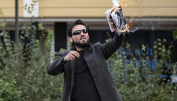 isvecte kuran i kerimi yakan momika vurularak olduruldu PcW3LmXK