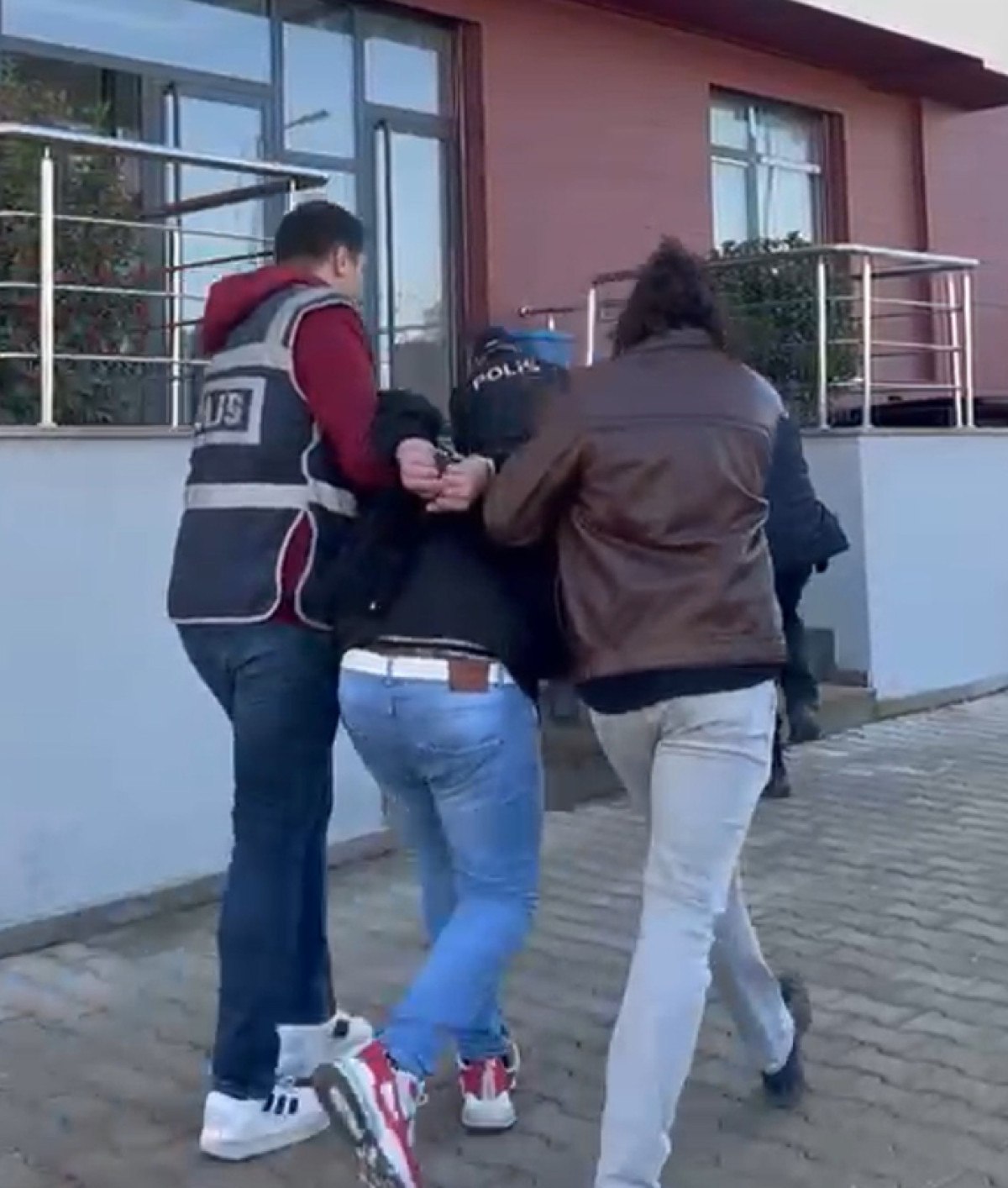 izmirde eve girmek icin yasli kadina ekmek ve sut goturen dolandiricilar sucustu yakalandi 0 XKp1Rr8I