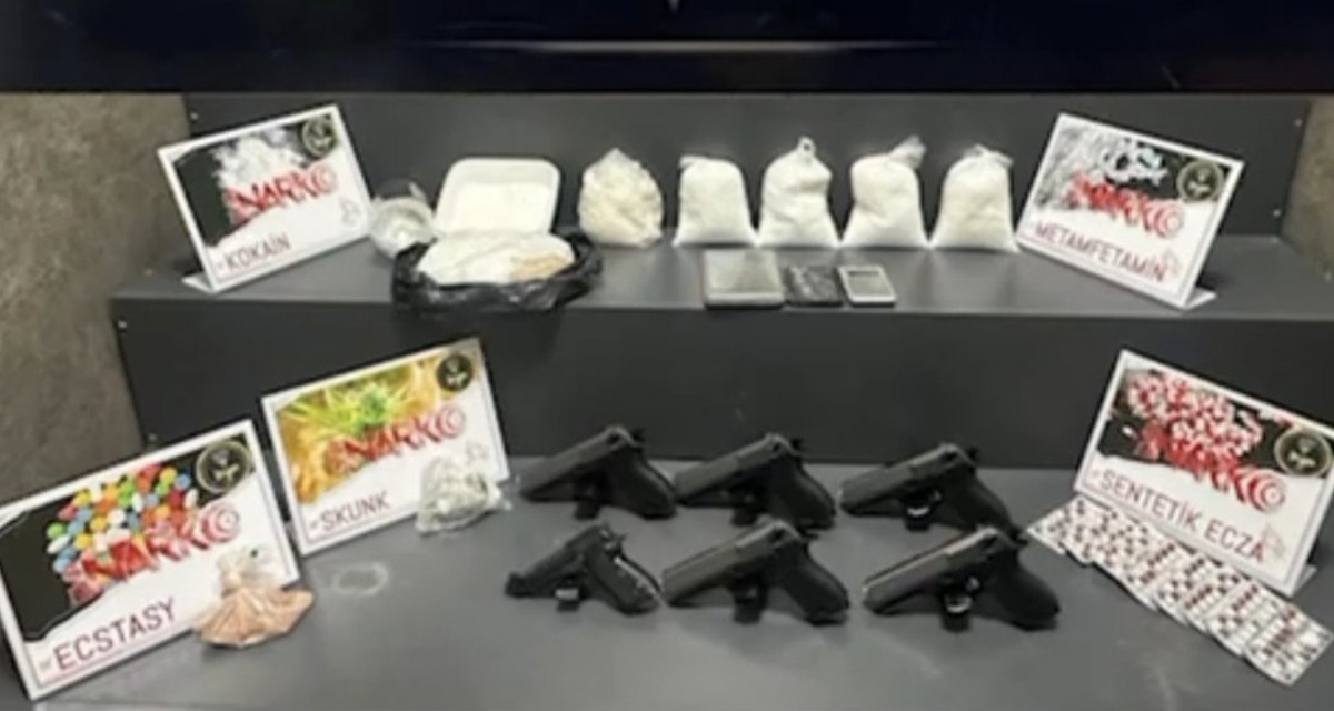 İzmir'de gizlenen uyuşturucular kümesten çıktı: 2 kişi tutuklandı 1 izmirde gizlenen uyusturucular kumesten cikti 2 kisi tutuklandi 0 wkGgnPVv