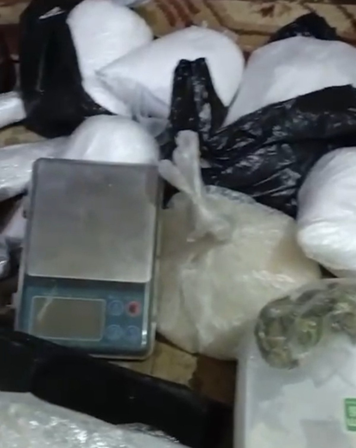 izmirde gizlenen uyusturucular kumesten cikti 2 kisi tutuklandi 1 ZYzWMnmv