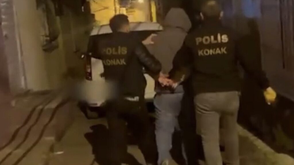 izmirde gizlenen uyusturucular kumesten cikti 2 kisi tutuklandi Ey9Fvdzz