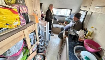 izmirde zihinsel engelli ogluyla karavanda yasayan annenin drami j6P8V1CH