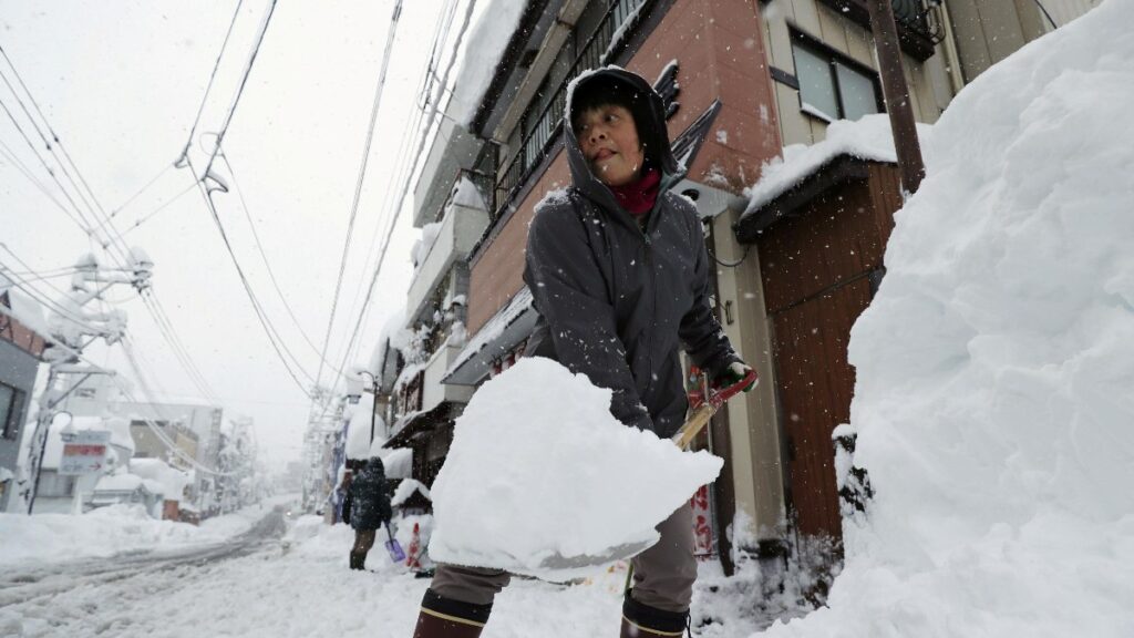 japonyada rekor seviyede kar yagisi 12 saatte 1 metreyi asti GDIAi2jW