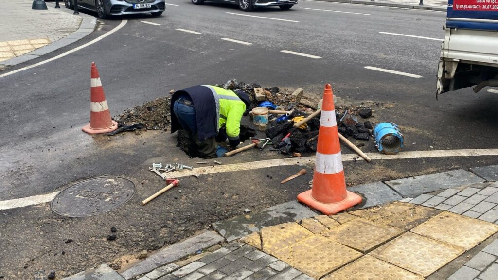 kadikoyde su borusu patladi tazyikli su metrelerce yuksege fiskirdi 84xXyO1l