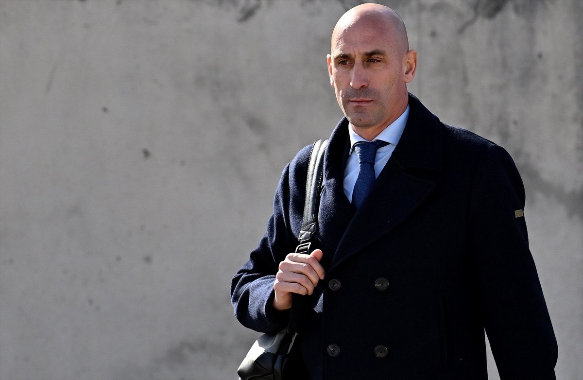 kadin futbolcuyu rizasi olmadan open luis rubiales yargilaniyor 0 AbDiBatI