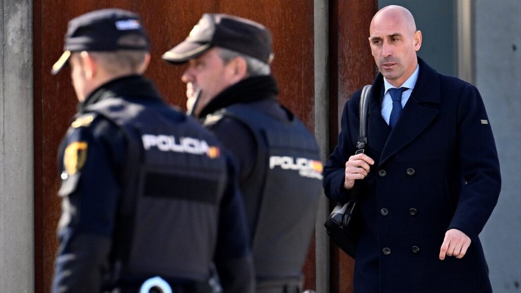 kadin futbolcuyu rizasi olmadan open luis rubiales yargilaniyor neyE5NlA