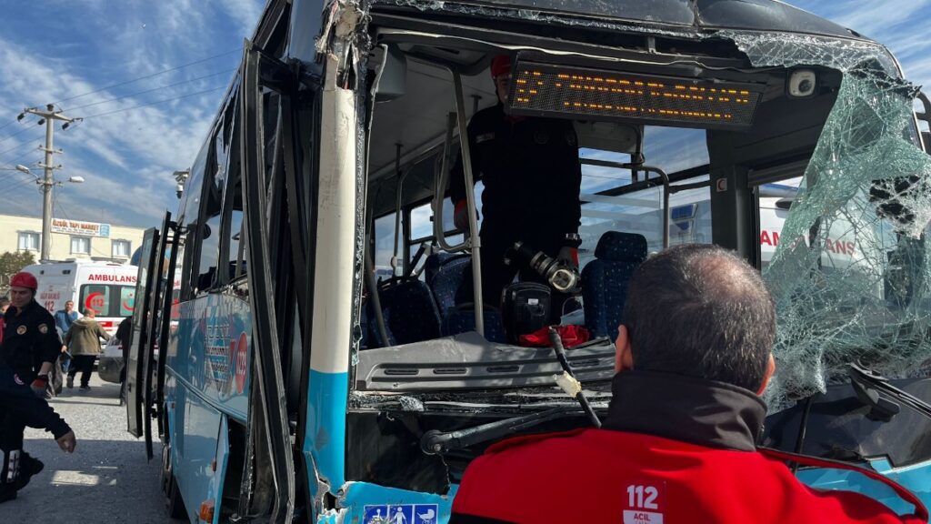 kahramanmarasta kamyon otobus ile carpisti 5uNe6lcK