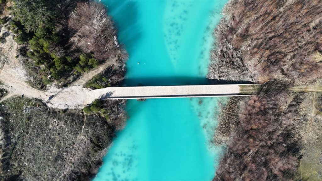 karamanda goksu nehri turkuaz rengiyle buyuluyor hTHCNCZk