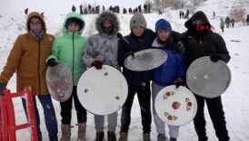 kayseride cocuklar naylon tepsi ve legenlerle kaydi njnWf8gL