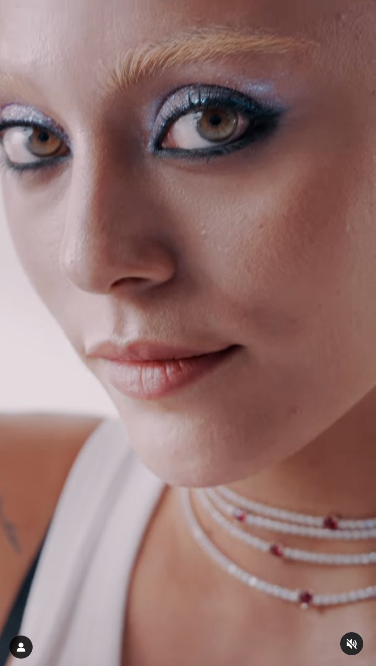 Kızılcık Şerbeti’nin Doğa’sı Sıla Türkoğlu'nun kaşları sarıya boyandı 3 kizilcik serbetinin dogasi sila turkoglunun kaslari sariya boyandi 2 NhBDmzWE