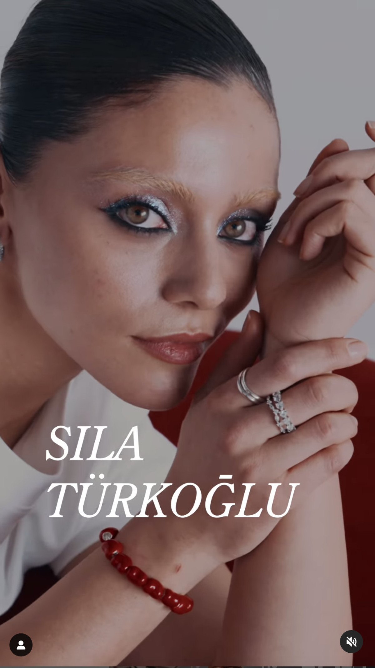 Kızılcık Şerbeti’nin Doğa’sı Sıla Türkoğlu'nun kaşları sarıya boyandı 4 kizilcik serbetinin dogasi sila turkoglunun kaslari sariya boyandi 3 zdDSebOe