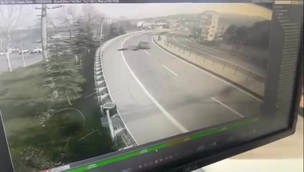 Kocaeli'de motosikletlinin öldüğü kaza görüntülendi 1 kocaelide motosikletlinin oldugu kaza goruntulendi 0