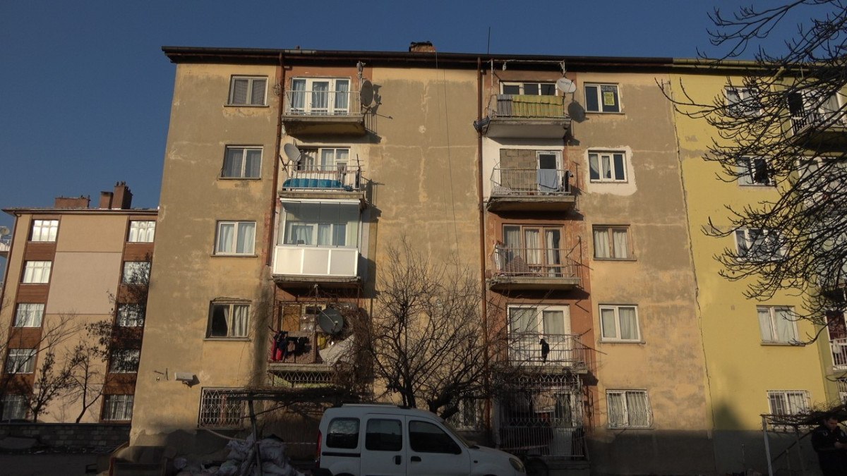 Konya'da 5 katlı bina, çökme riski nedeniyle boşaltıldı 1 konyada 5 katli bina cokme riski nedeniyle bosaltildi 0 tlTaGgQG