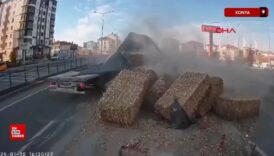 konyada tirda yuklu yonca balyalari devrildi o anlar kamerada ifePIdQc