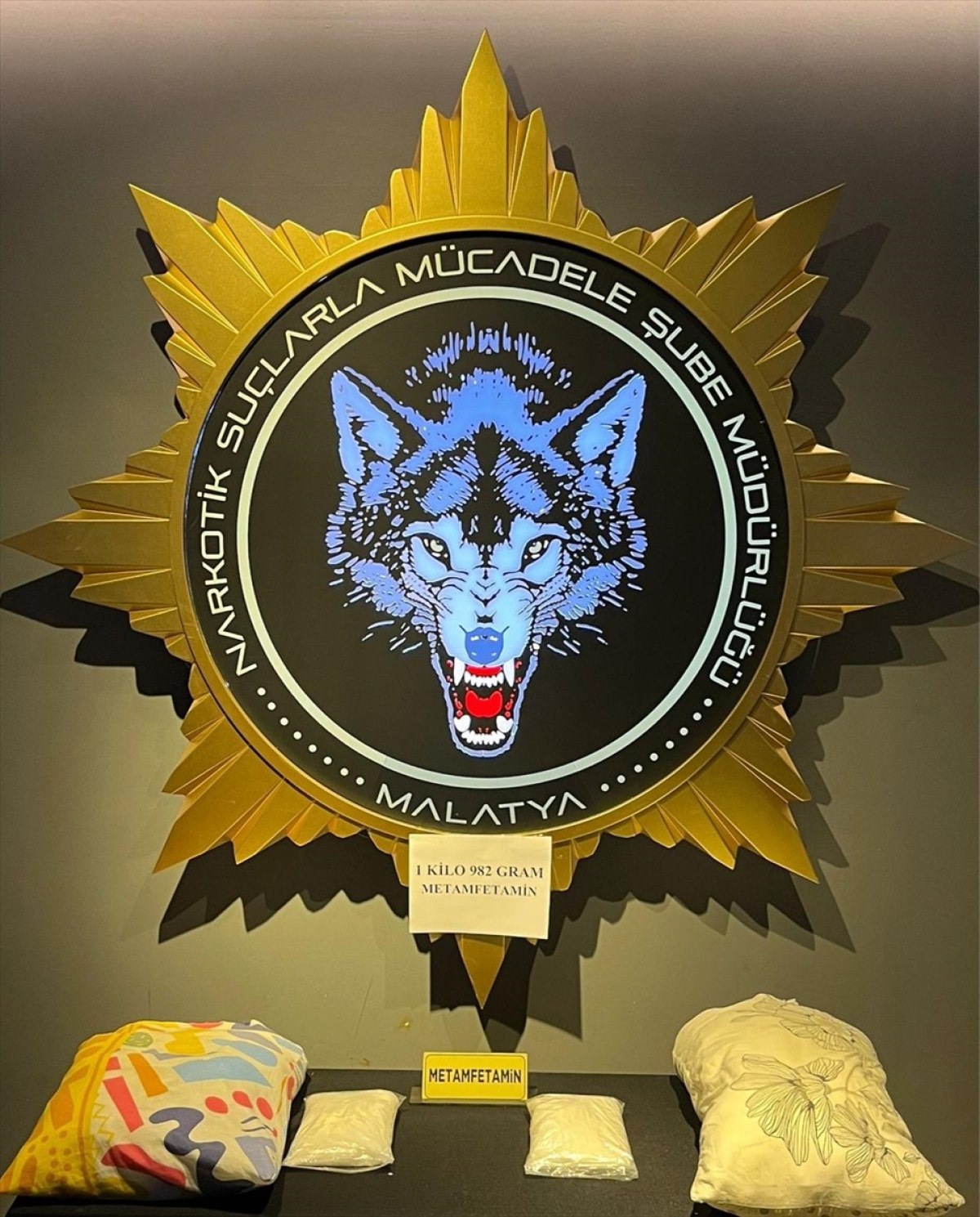 malatyada yastik icerisinde 1 kilo 982 gram metamfetamin bulundu 1 wUqXAaCq