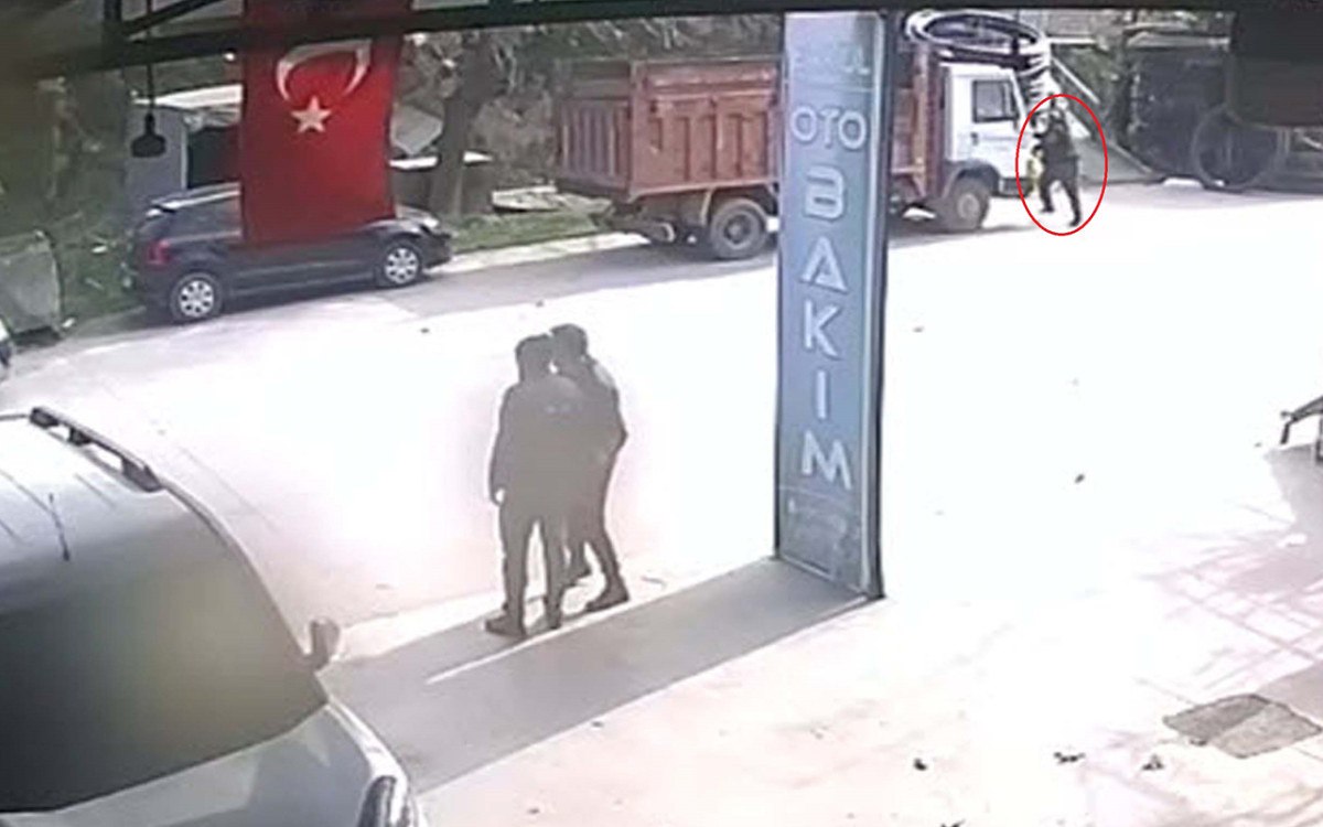 manisada surucu ve yolda yuruyen yayanin yaralandigi kaza goruntulendi 0 C9CPPb9l