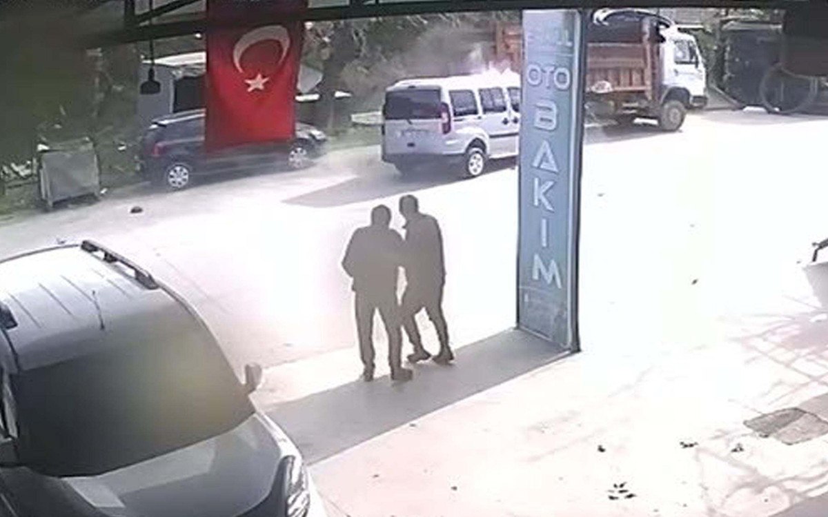 manisada surucu ve yolda yuruyen yayanin yaralandigi kaza goruntulendi 1 LPUPtyc5