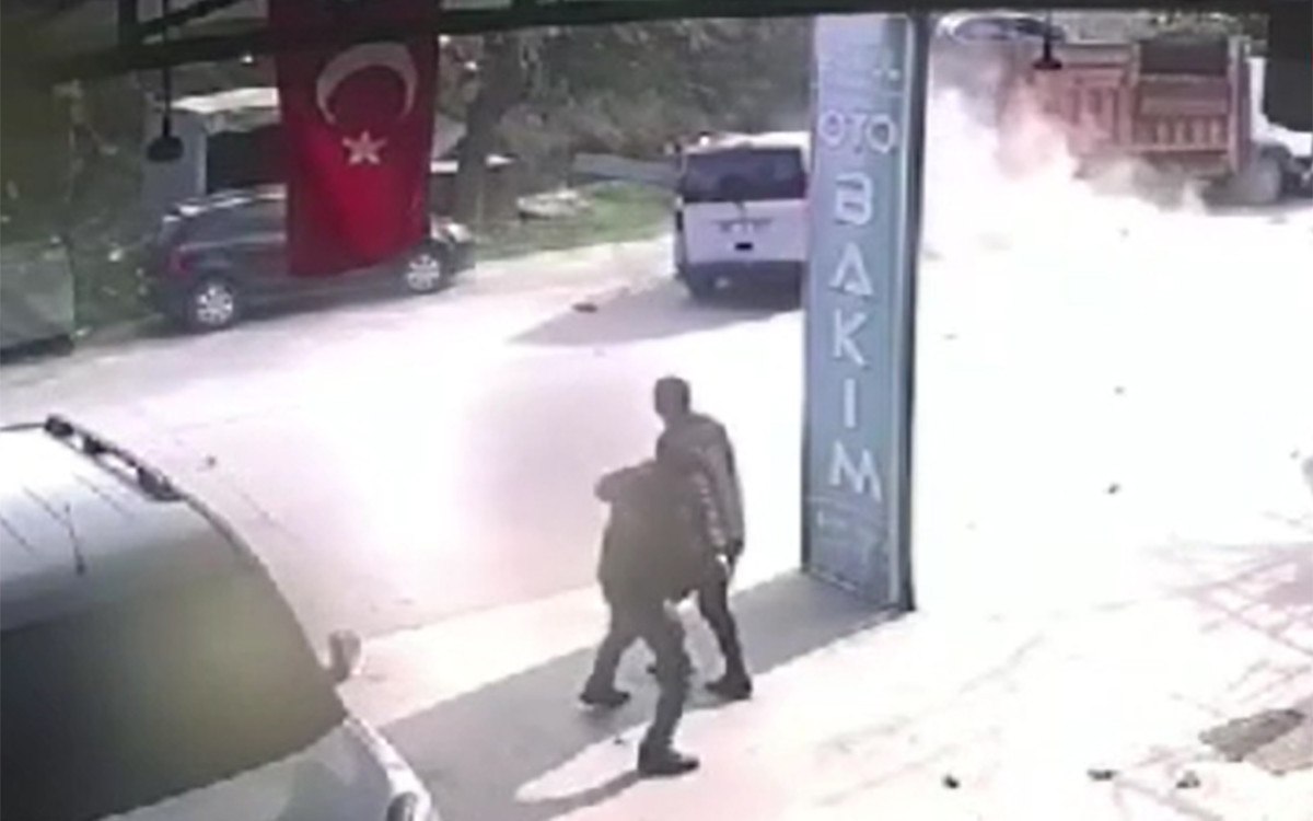 manisada surucu ve yolda yuruyen yayanin yaralandigi kaza goruntulendi 2 Btld9JtY