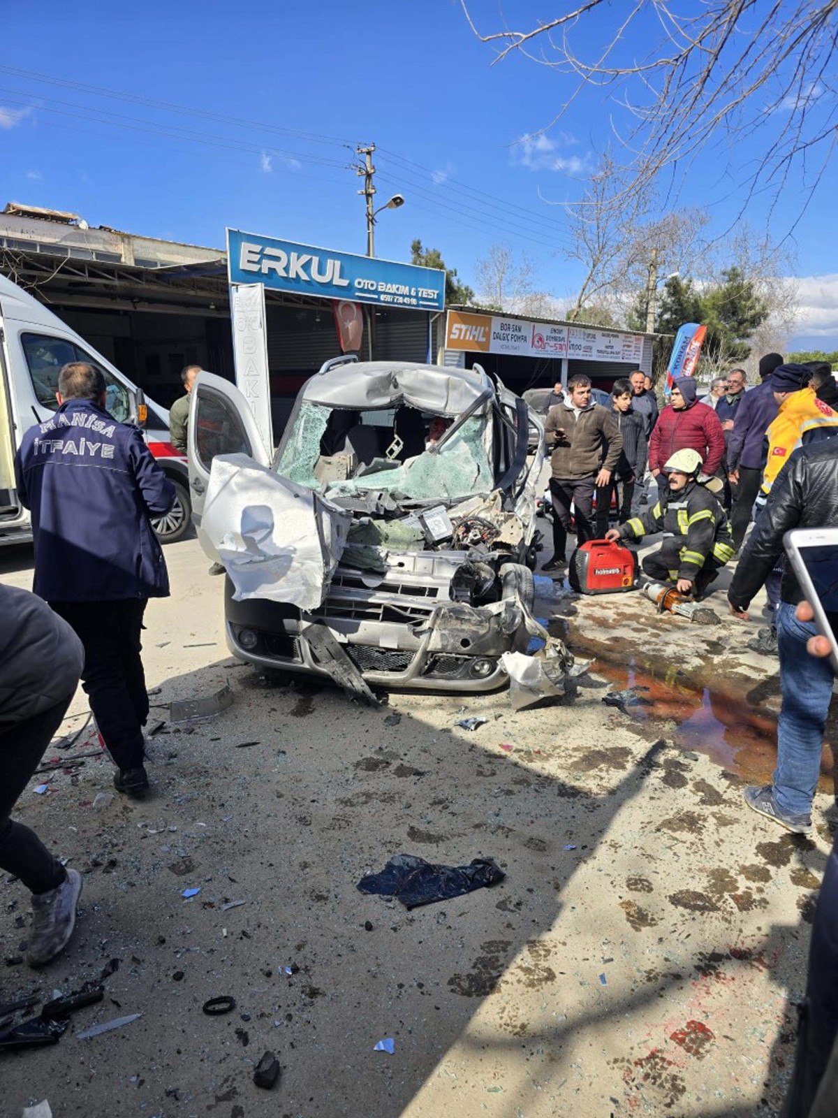 manisada surucu ve yolda yuruyen yayanin yaralandigi kaza goruntulendi 3 NTOb7KrO