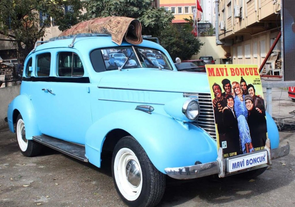 mavi boncuk filmindeki klasik otomobil bakin kac modelmis 1