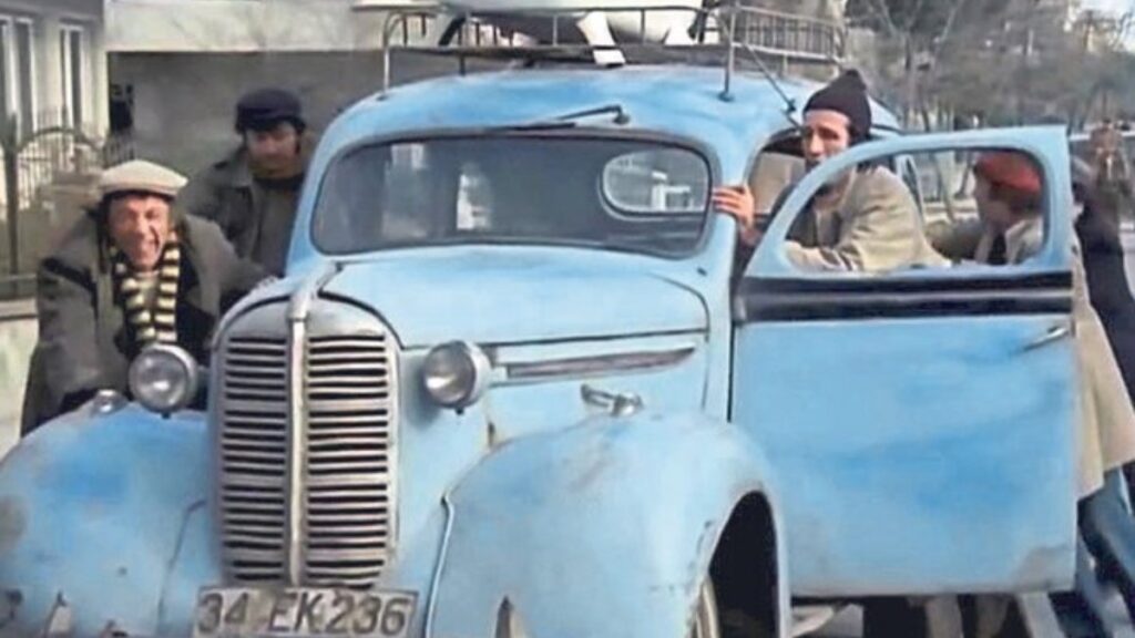 mavi boncuk filmindeki klasik otomobil bakin kac modelmis 3MzYz6eI