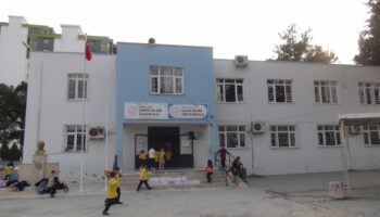 mersinde bir veli ve agabeyinden ogretmene saldiri xZmRCMfA