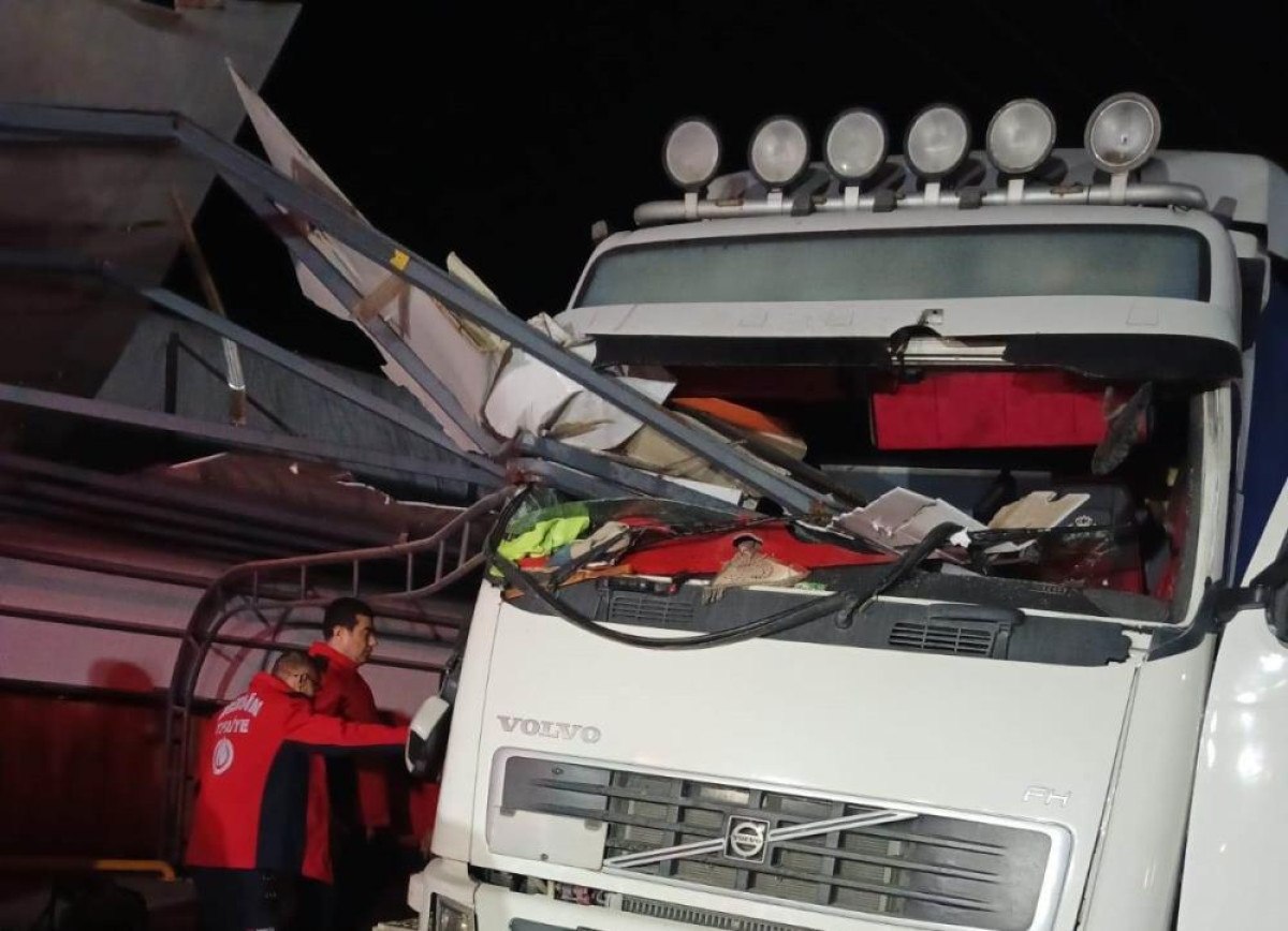 mersinde demir korkuluk saplanan tirin surucusu yaralandi 0 PiLk5lM9