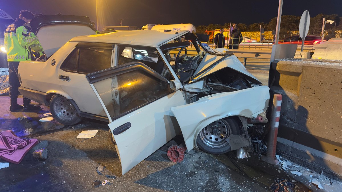 mersinde otomobil beton bariyerlere carpti 2 olu 5 yarali 2 JscfJrs3