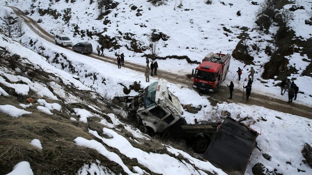 musta 700 metrelik ucurumdan vinc yuvarlandi jF6v2OJV