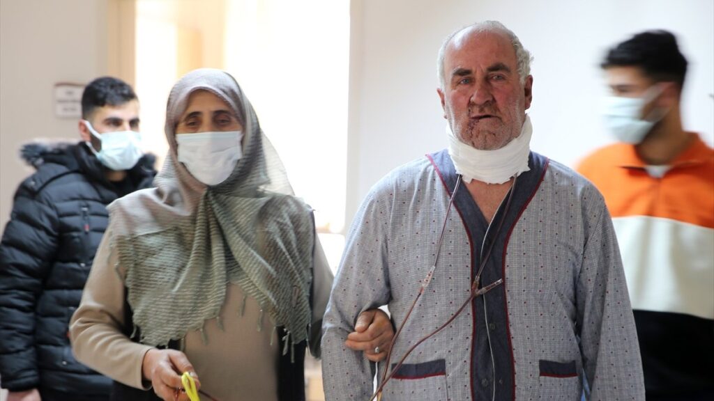 musta annesini goturdugu hastanede dudak kanseri oldugunu ogrendi HMK7sT9w