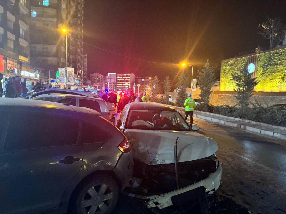 nigdede 9 arac birbirine girdi 4 yarali 1 w6dtjDlE