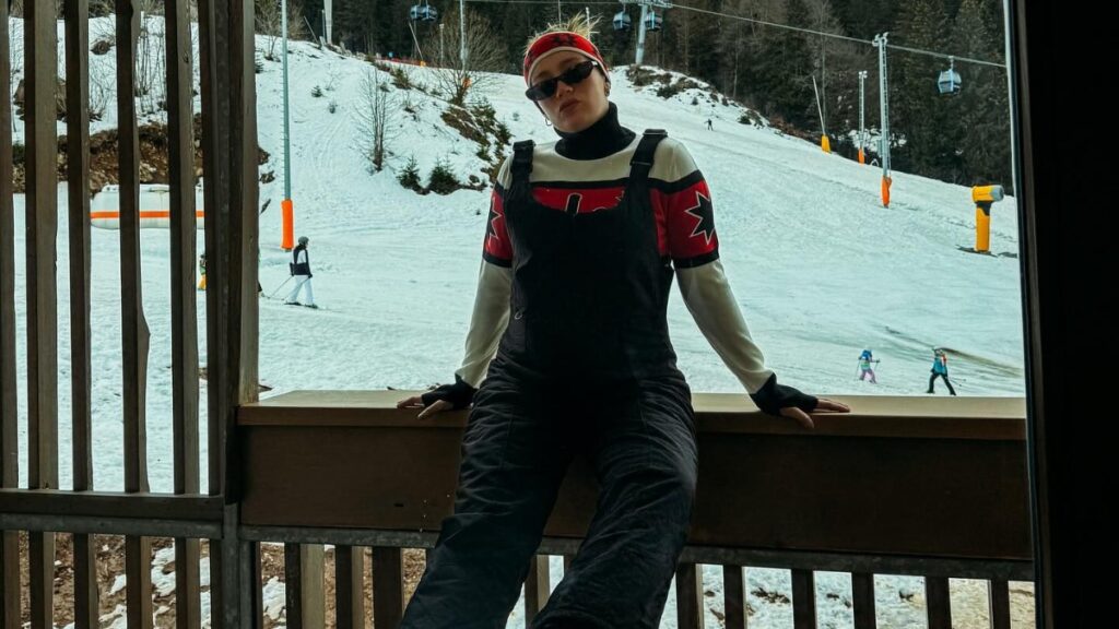 oyuncu gizem karacadan karni burnunda kis pozlari geldi RrgKL62k